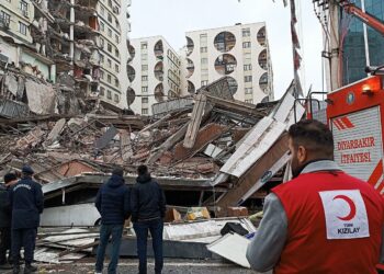 Мощное землетрясение в Турции и Сирии: больше двух тысяч человек погибли, сотни домов разрушены
